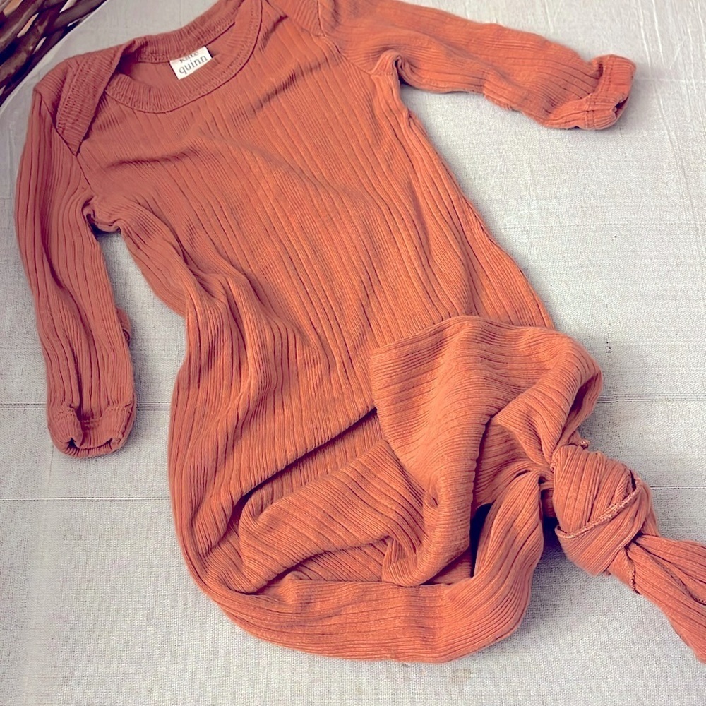 Kate Quinn 0-3M ribbed cedar knotted gown